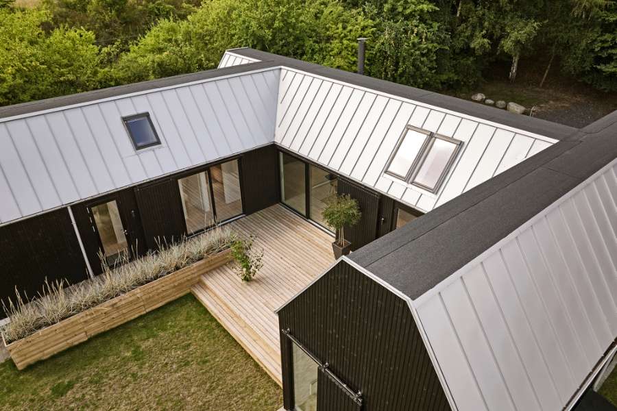 Arkitekttegnet delesommerhus beklædt med stålprofiler og træ, Skovsøvej 15, 4200 Slagelse